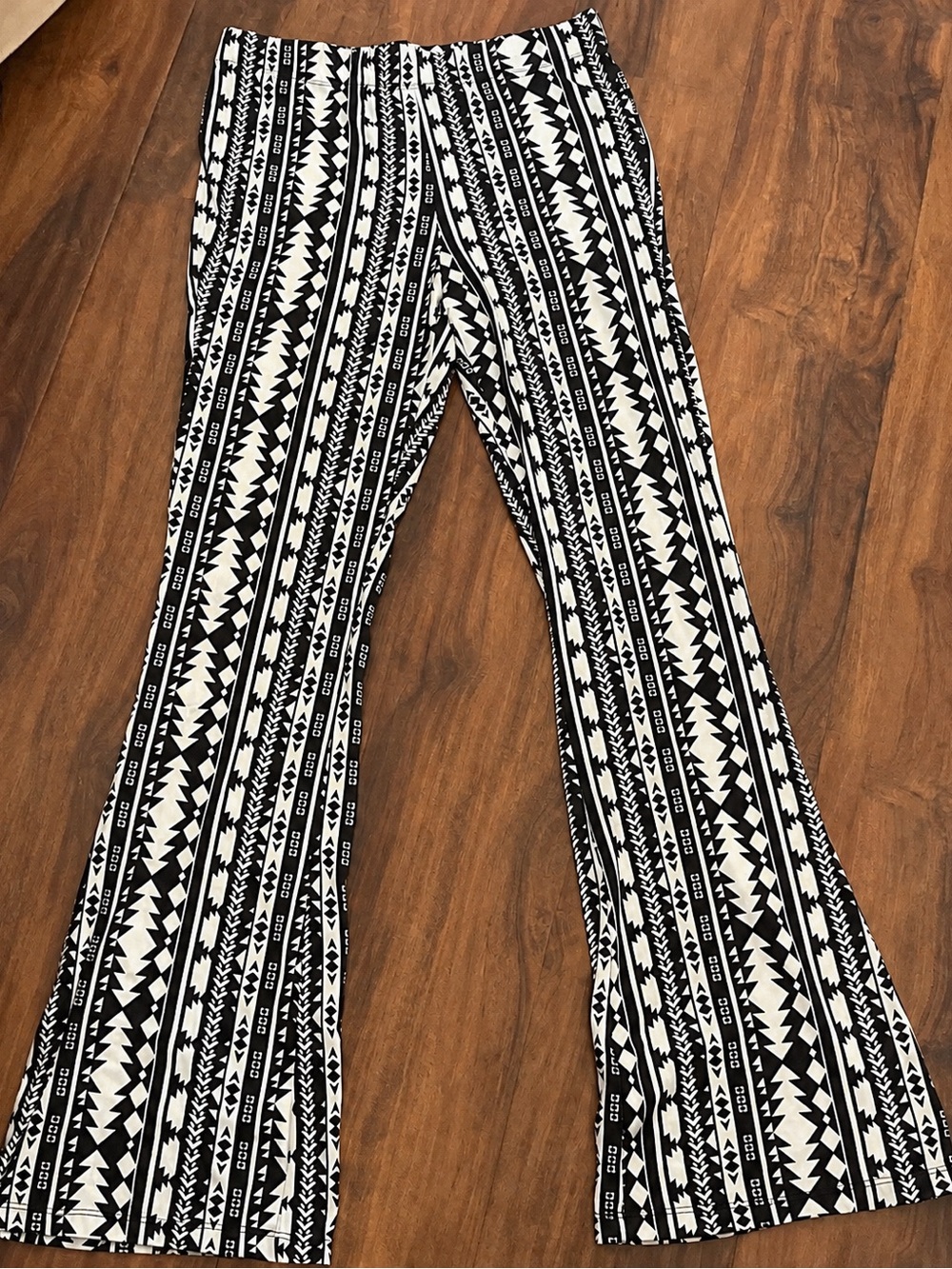 Active USA Black & White Aztec Print Flared Leggings